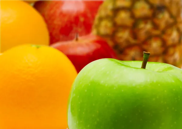 Яблоко и цитрусовые фрукты крупным планом — стоковое фото