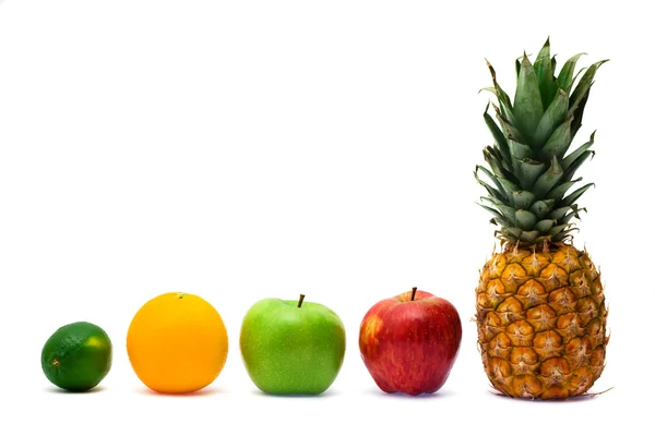 Reihe frischer reifer Früchte — Stockfoto