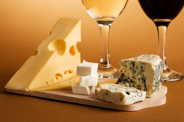 Bodegón de vino y queso — Foto de Stock