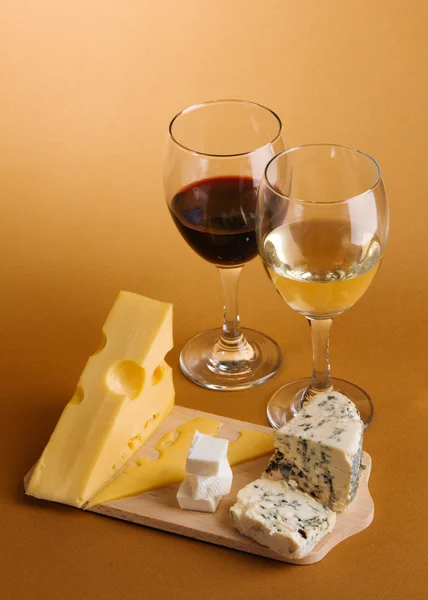 Stillleben mit Wein und Käse — Stockfoto