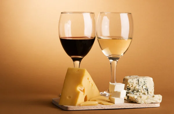 Bodegón de vino y queso — Foto de Stock