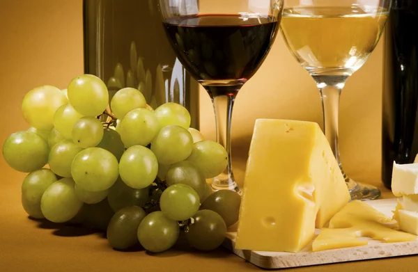 Wine and cheese still-life — Stock Photo, Image