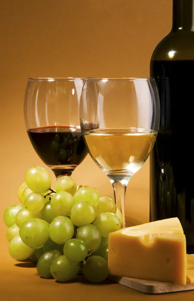 Şarap ve peynir natürmort — Stok fotoğraf
