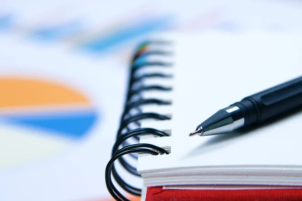 Close-up foto van een notebook en pen — Stockfoto