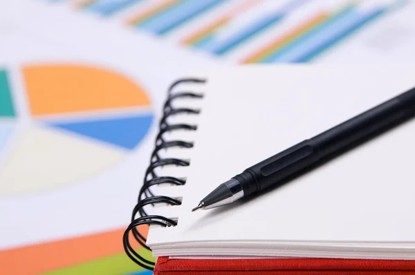 Close-up photo of a notebook and pen — Stock Photo, Image