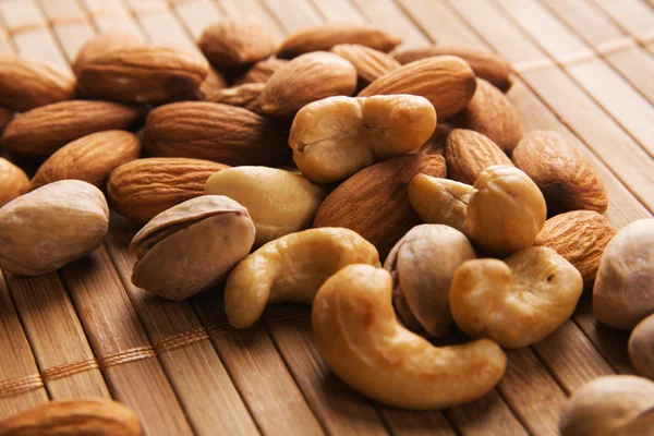 Cashewnötter, mandel och pistaschnötter närbild Foto — Stockfoto