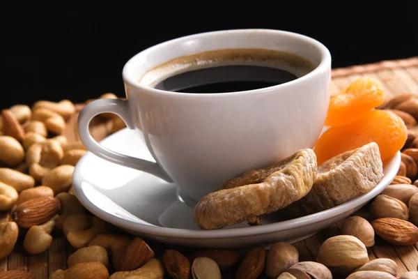Kaffe med nötter, fikon och torkade aprikoser — Stockfoto