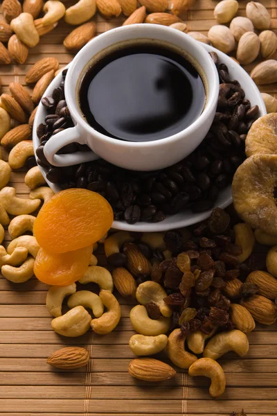 Koffie met noten, vijgen en gedroogde abrikozen — Stockfoto