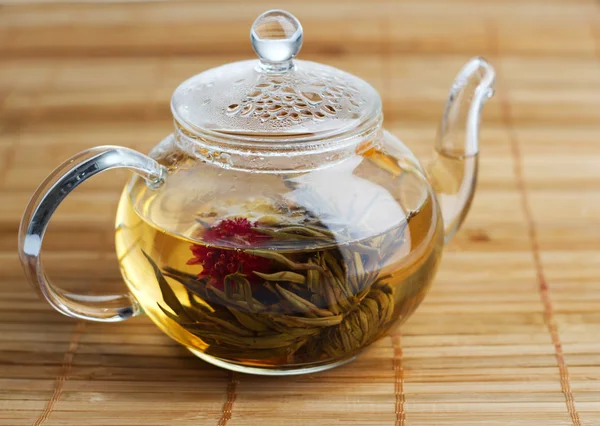 Tè fresco in teiera di vetro — Foto Stock