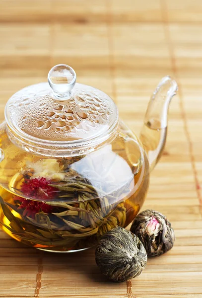 Glas Teekanne mit frischem Tee — Stockfoto