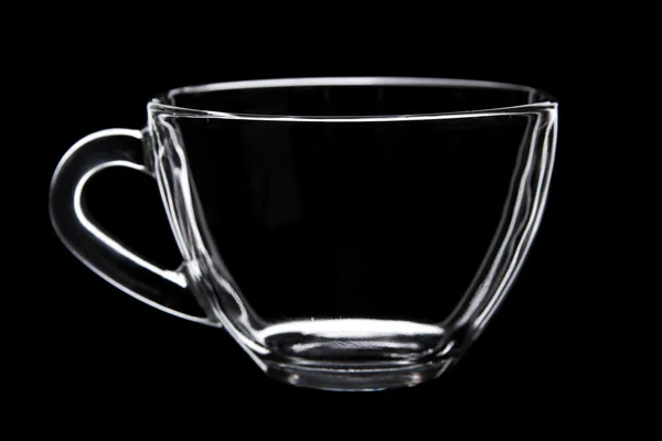 Стеклянная чашка на черном — стоковое фото