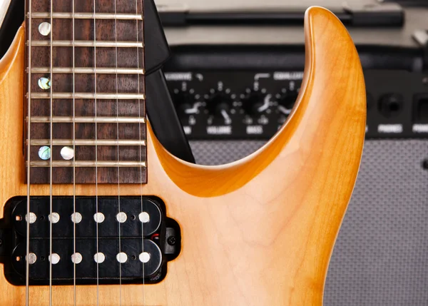 Guitarra eléctrica con amplificador —  Fotos de Stock