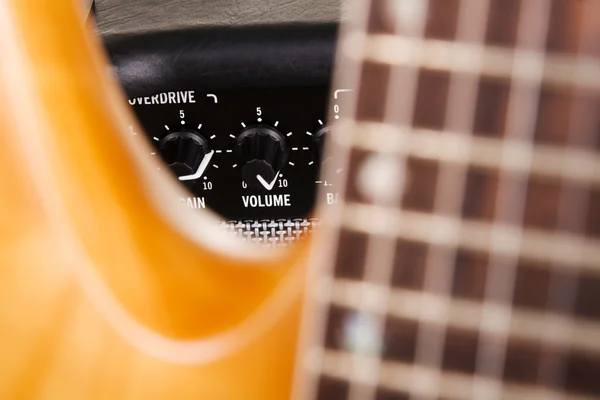 Guitarra eléctrica con amplificador, foco en la perilla de volumen —  Fotos de Stock