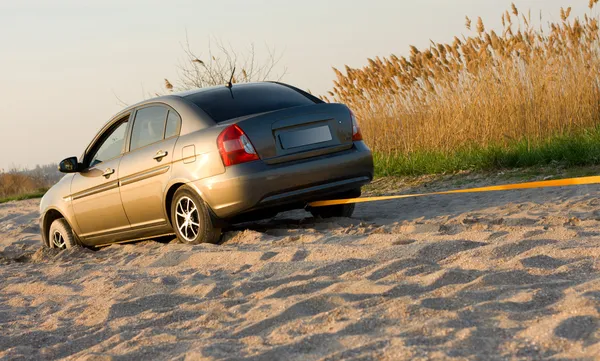 Auto vast te zitten in het zand — Stockfoto