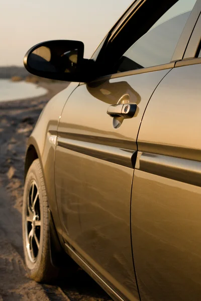 Kant van een moderne auto in zonsondergang licht — Stockfoto
