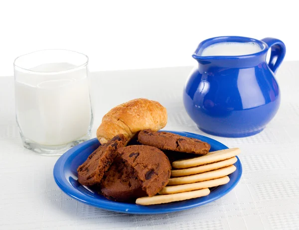 Milk and pastry — Stock Photo, Image
