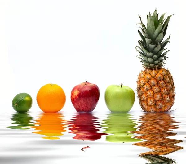 Fila de frutas frescas sobre el agua — Foto de Stock