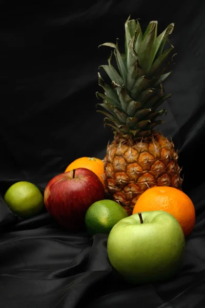 Frische Früchte auf schwarzem Hintergrund — Stockfoto