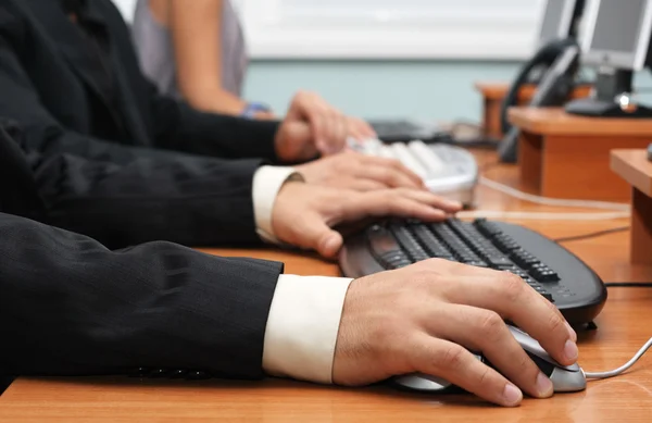 Вид крупным планом рук на мышь и клавиатуру — стоковое фото