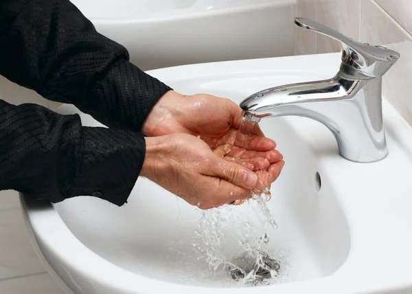 Człowiek mycia rąk pod bieżącą wodą — Zdjęcie stockowe