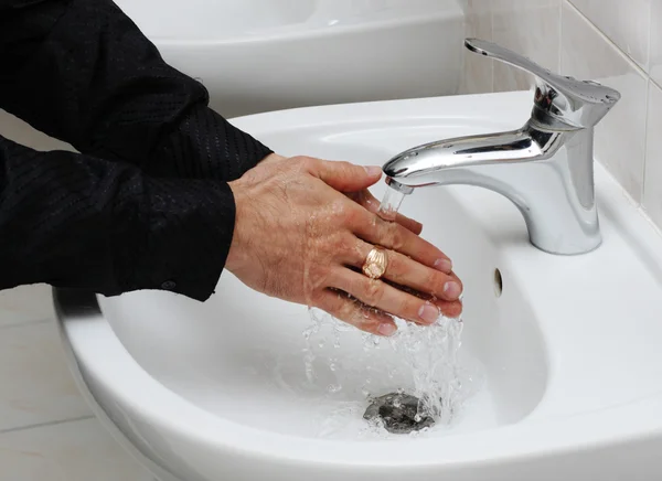 Muž si myje ruce pod tekoucí vodou — Stock fotografie