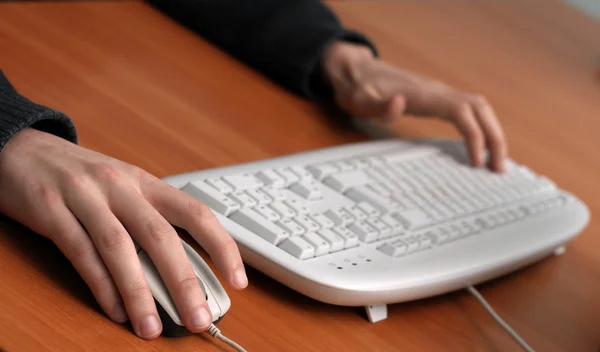 Manos de un hombre en el ratón y el teclado — Foto de Stock