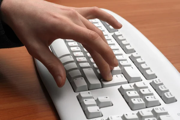 Палец человека, нажимающего клавишу ввода — стоковое фото