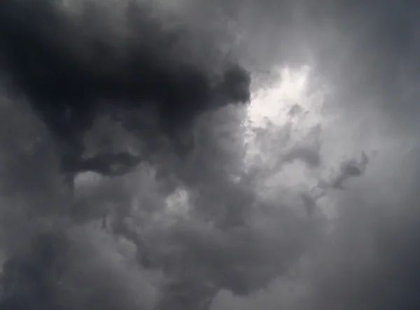Mroczne niebo zachmurzone — Zdjęcie stockowe