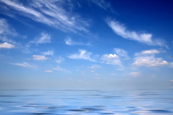 Cielos sobre el agua — Foto de Stock