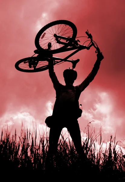 Silhouette eines Radfahrers mit seinem Fahrrad — Stockfoto