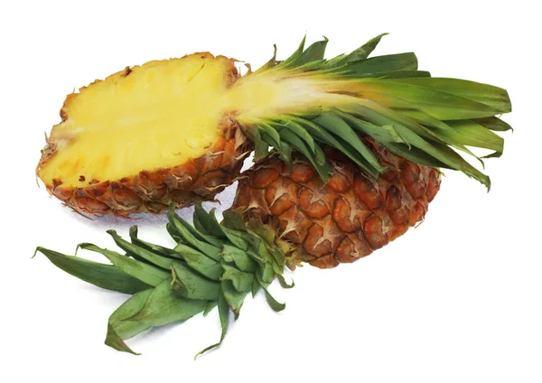 Snijd de ananas isolted op wit — Stockfoto