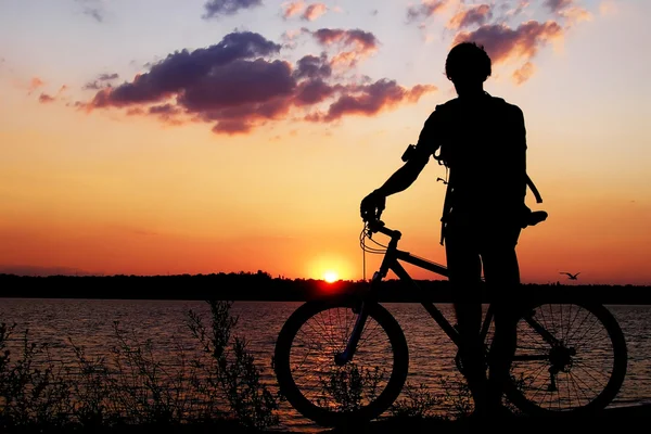 Man med cykel — Stockfoto