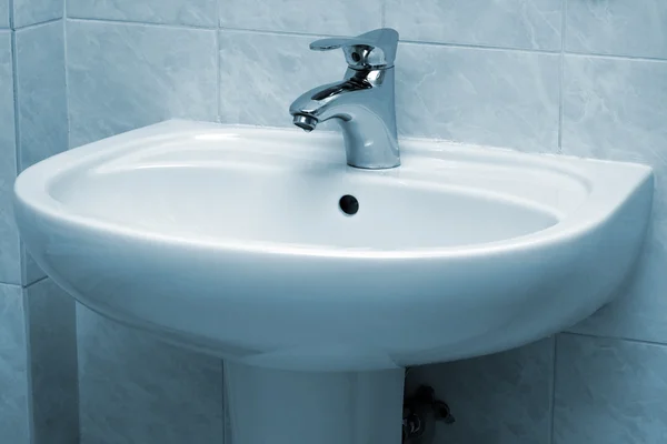 Robinet d'eau et lavabo — Photo