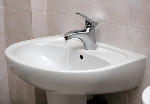 Robinet d'eau moderne ouvert et lavabo — Photo