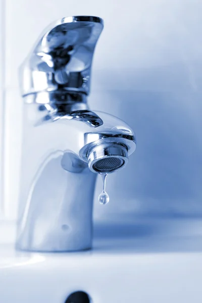 Vatten droppande från vattenkran — Stockfoto