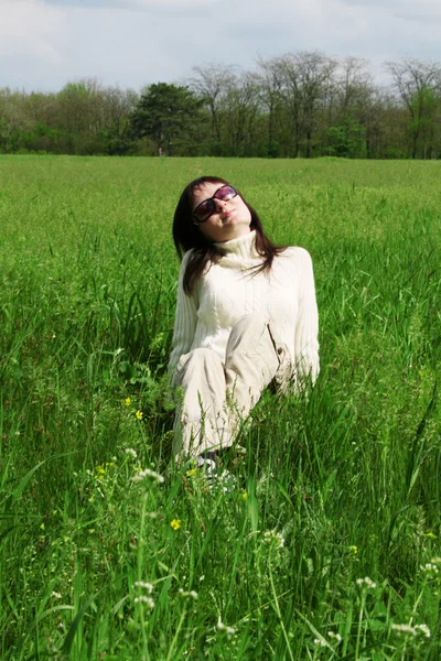 Jonge vrouw genieten van een zonnige dag — Stockfoto