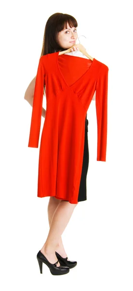 Schöne Dame probiert ein rotes Kleid an — Stockfoto