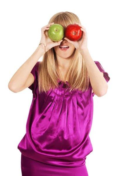Donna divertente che tiene due mele Foto Stock Royalty Free