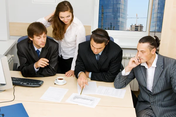 Office workers having a discussion — Stock Photo, Image