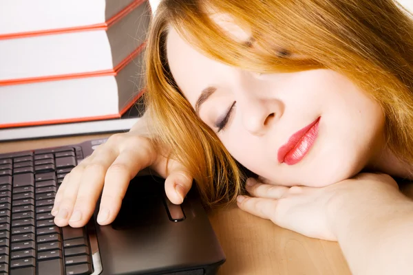 Молодая женщина спит на рабочем месте Стоковое Изображение