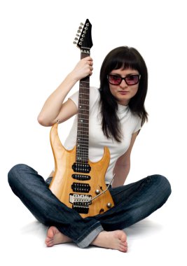 genç ve güzel kız bir elektro gitar tutuyor