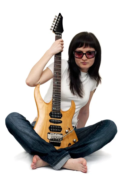 Csinos, fiatal lány gazdaság egy elektromos gitár — Stock Fotó