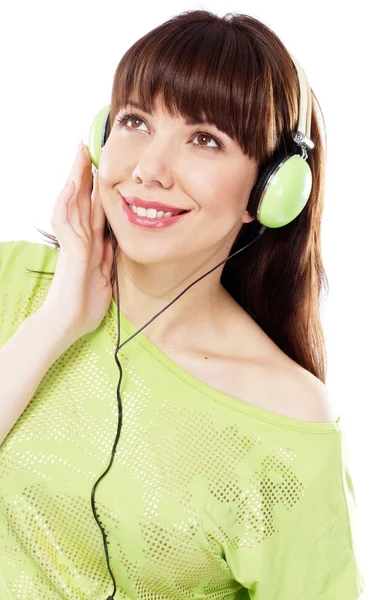 Belle fille avec écouteurs verts — Photo