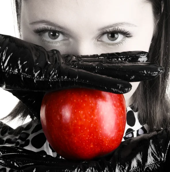 Πανέμορφη γυναίκα, κρατώντας ένα κόκκινο μήλο — Φωτογραφία Αρχείου