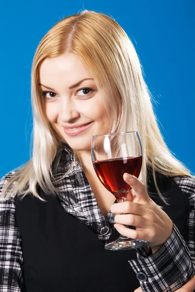 Młoda kobieta z kieliszkiem czerwonego wina — Zdjęcie stockowe