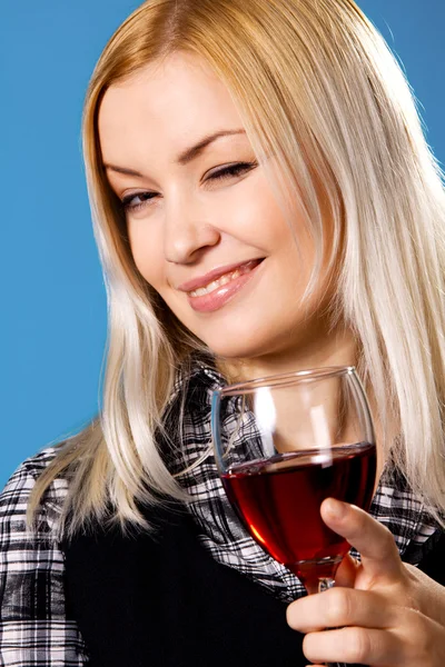 Bir bardak kırmızı şaraplı genç kadın. — Stok fotoğraf