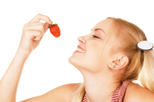 Όμορφη κοπέλα, δοκιμάζοντας μια φράουλα — Φωτογραφία Αρχείου