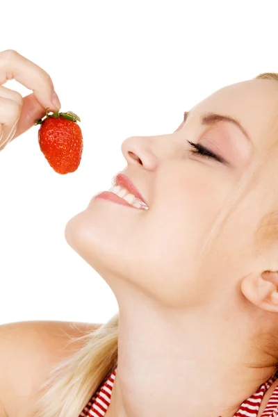 Schöne Mädchen Verkostung einer Erdbeere — Stockfoto