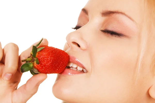 漂亮的女孩尝草莓 — 图库照片