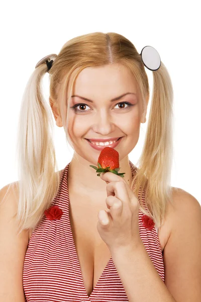 Menina bonita degustando um morango — Fotografia de Stock